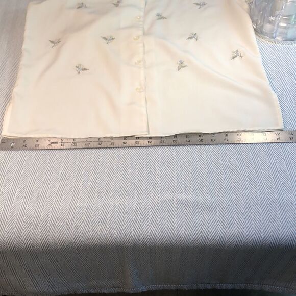 VINTAGE CREAM buttton down dressy blouse Pit to Pit ~ 22 1/2” SO PRETTY - Picture 10 of 14